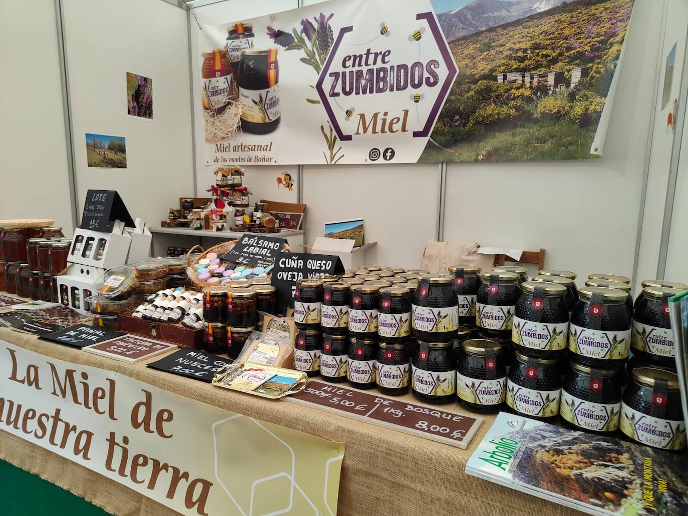 Valencia de Don Juan inaugura su tradicional Feria de Febrero. En su edición 101, este evento cuenta con más de 130 expositores divididos en dos espacios, uno en el tradicional complejo La Isla en el que se ubica la maquinaria agrícola y servicios relacionados con el sector primario y la exposición de vehículos y, el segundo, la Plaza Mayor que acoge un gran carpa para albergar stands de alimentación así como de multiservicios. 