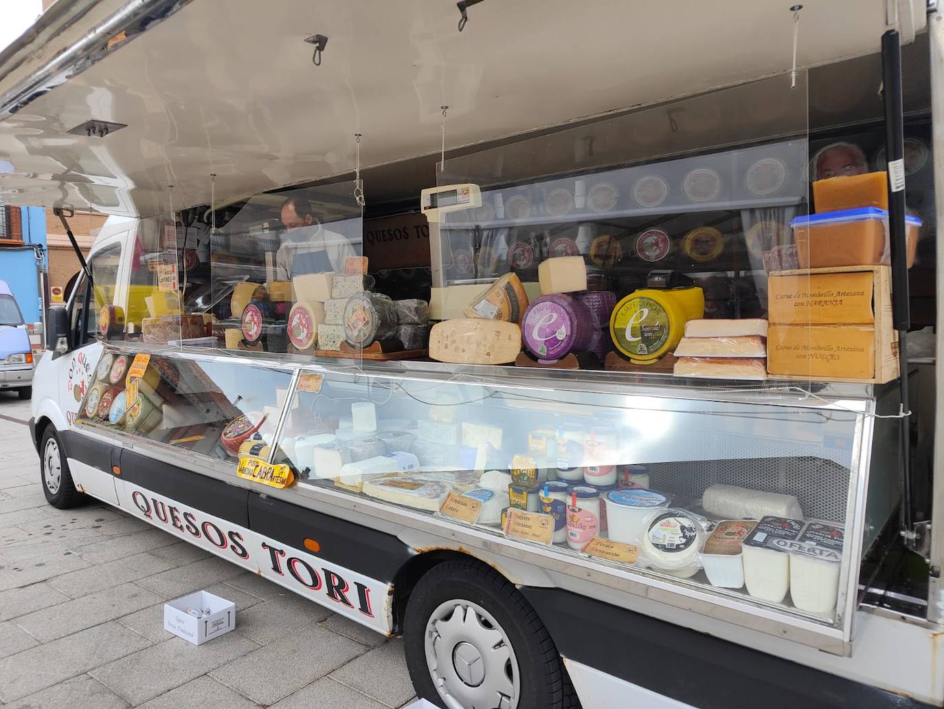 Valencia de Don Juan inaugura su tradicional Feria de Febrero. En su edición 101, este evento cuenta con más de 130 expositores divididos en dos espacios, uno en el tradicional complejo La Isla en el que se ubica la maquinaria agrícola y servicios relacionados con el sector primario y la exposición de vehículos y, el segundo, la Plaza Mayor que acoge un gran carpa para albergar stands de alimentación así como de multiservicios. 