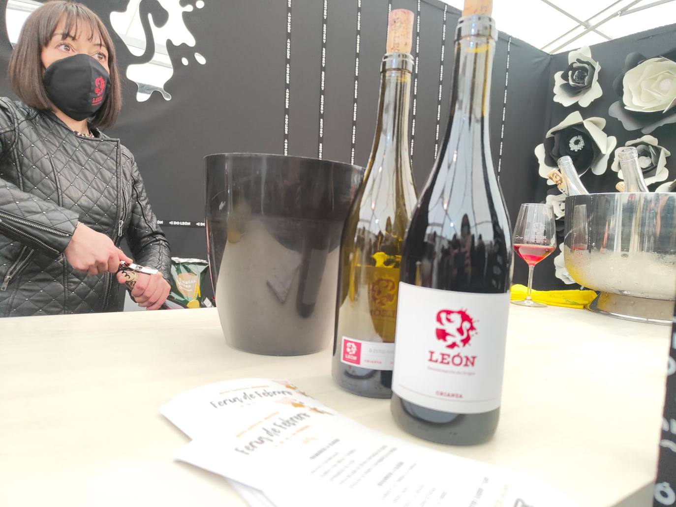 Valencia de Don Juan inaugura su tradicional Feria de Febrero. En su edición 101, este evento cuenta con más de 130 expositores divididos en dos espacios, uno en el tradicional complejo La Isla en el que se ubica la maquinaria agrícola y servicios relacionados con el sector primario y la exposición de vehículos y, el segundo, la Plaza Mayor que acoge un gran carpa para albergar stands de alimentación así como de multiservicios. 