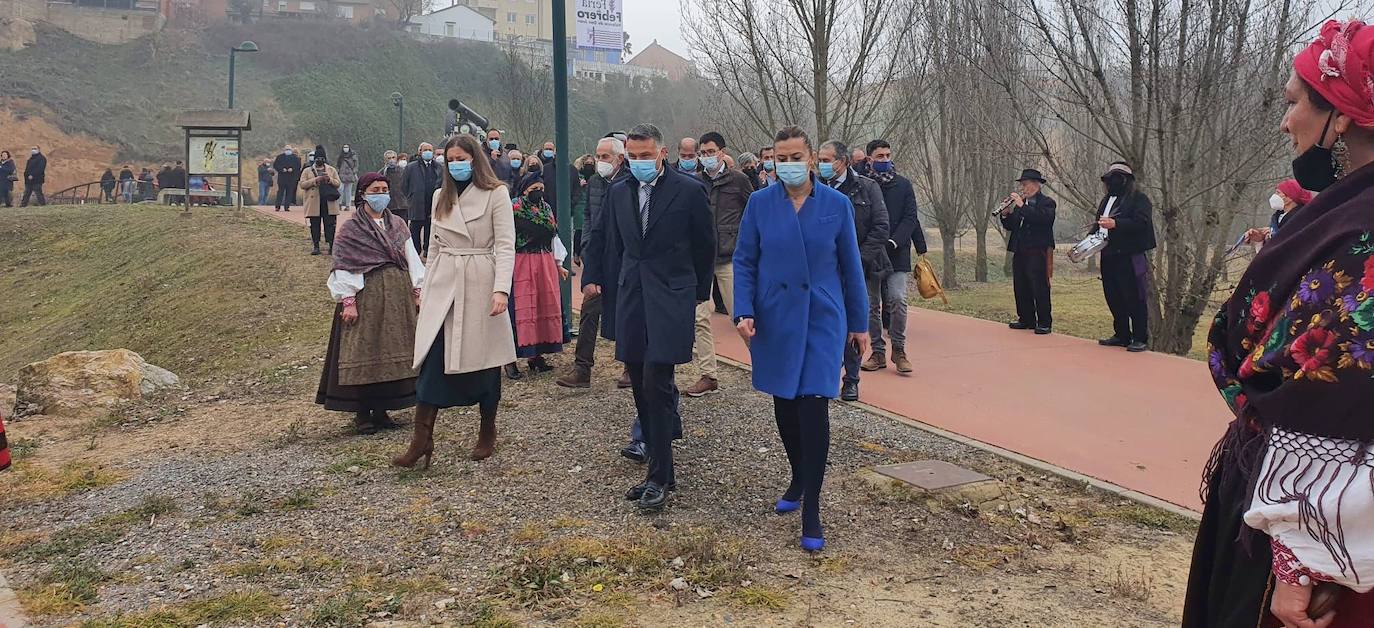 Valencia de Don Juan inaugura su tradicional Feria de Febrero. En su edición 101, este evento cuenta con más de 130 expositores divididos en dos espacios, uno en el tradicional complejo La Isla en el que se ubica la maquinaria agrícola y servicios relacionados con el sector primario y la exposición de vehículos y, el segundo, la Plaza Mayor que acoge un gran carpa para albergar stands de alimentación así como de multiservicios. 