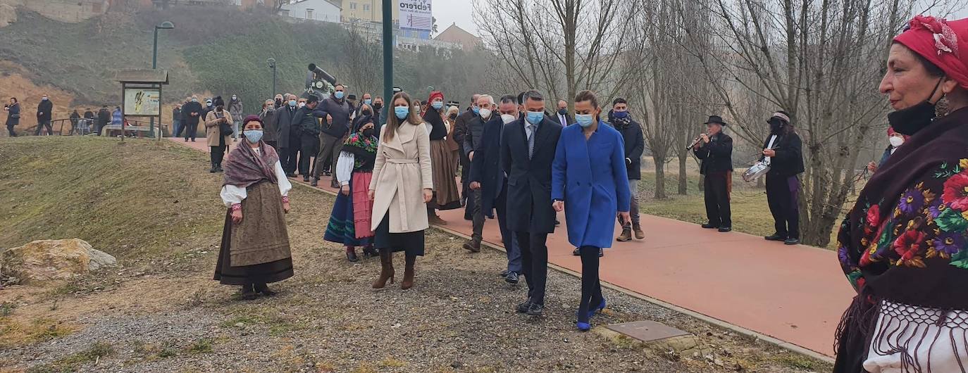 Valencia de Don Juan inaugura su tradicional Feria de Febrero. En su edición 101, este evento cuenta con más de 130 expositores divididos en dos espacios, uno en el tradicional complejo La Isla en el que se ubica la maquinaria agrícola y servicios relacionados con el sector primario y la exposición de vehículos y, el segundo, la Plaza Mayor que acoge un gran carpa para albergar stands de alimentación así como de multiservicios. 