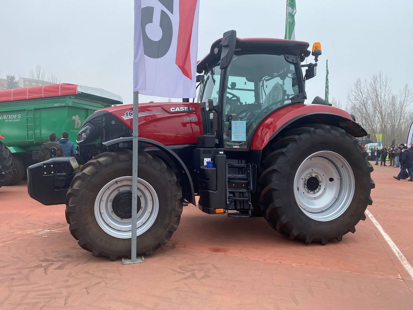 Valencia de Don Juan inaugura su tradicional Feria de Febrero. En su edición 101, este evento cuenta con más de 130 expositores divididos en dos espacios, uno en el tradicional complejo La Isla en el que se ubica la maquinaria agrícola y servicios relacionados con el sector primario y la exposición de vehículos y, el segundo, la Plaza Mayor que acoge un gran carpa para albergar stands de alimentación así como de multiservicios. 