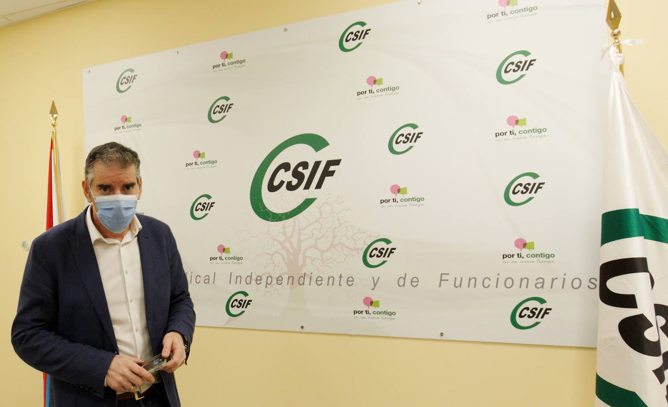 El presidente de Csif Castilla y León, Benjamín Castro, durante la jornada de trabajo en Ponferrada con los delegados de la comarca del Bierzo para valorar los resultados de las elecciones autonómicas y la situación de los empleados y los servicios públicos.