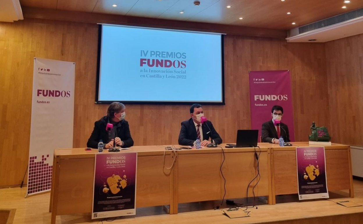 José María Viejo (C) junto a Héctor Álvarez Zapata y Carlos Martínez durante la presentación este viernes en Soria.