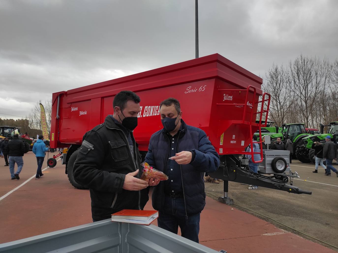 Este sábado 19 de febrero, a las 12:00 horas, junto a la exposición de tractores antiguos, en el entorno del Castillo se celebrará el II Concurso-Exposición de Burros de raza Zamorano-Leonesa.