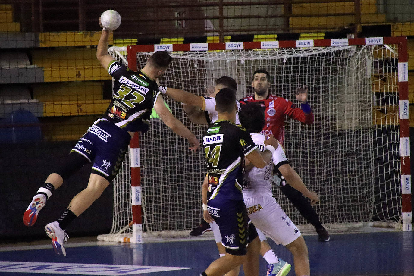 Los leoneses superan a Puente Genil en un partido clave para evitar caer a puestos de descenso.