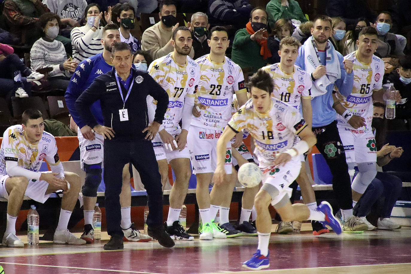 Los leoneses superan a Puente Genil en un partido clave para evitar caer a puestos de descenso.