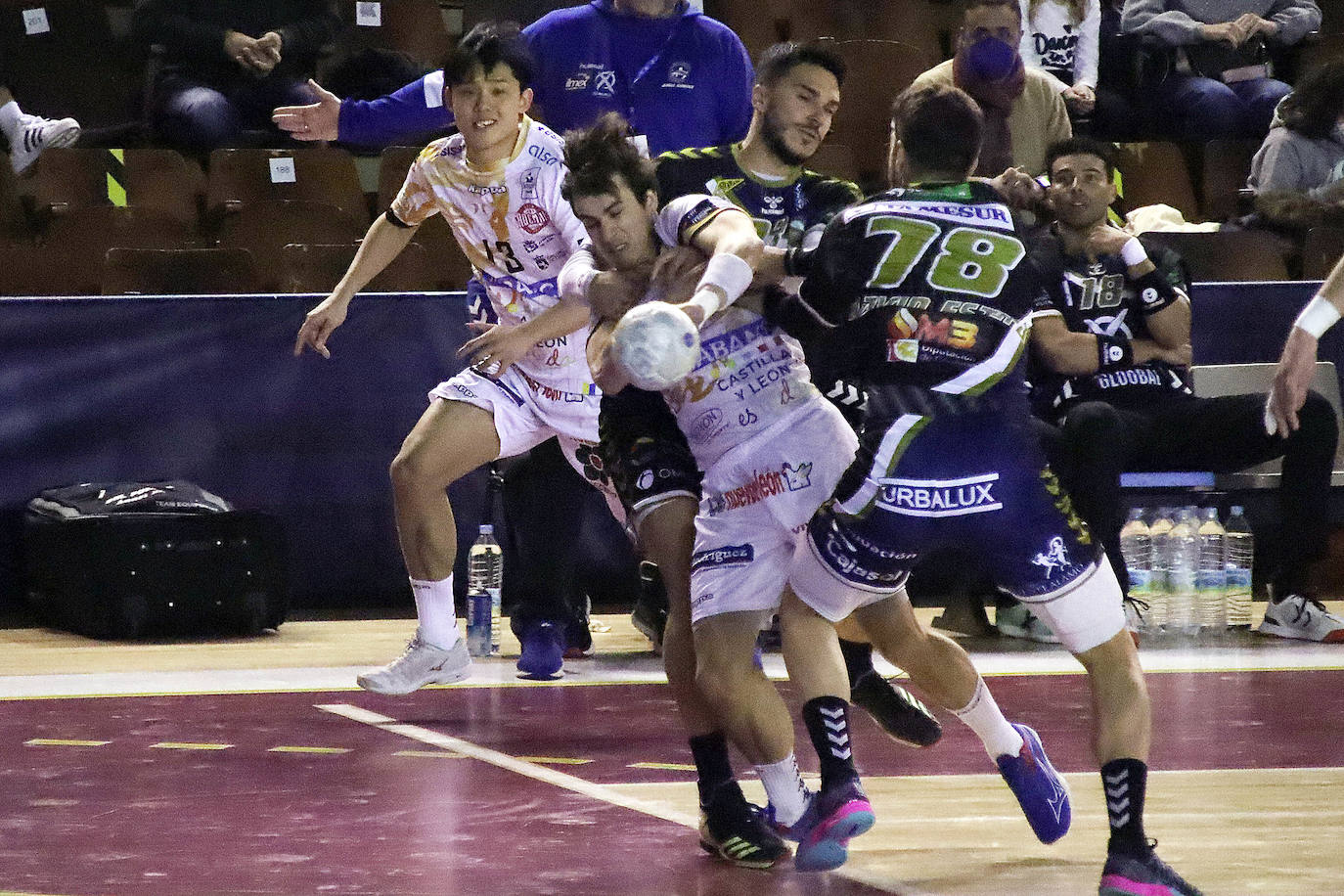 Los leoneses superan a Puente Genil en un partido clave para evitar caer a puestos de descenso.