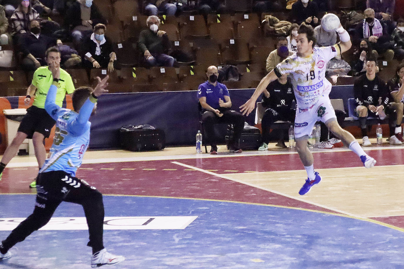 Los leoneses superan a Puente Genil en un partido clave para evitar caer a puestos de descenso.