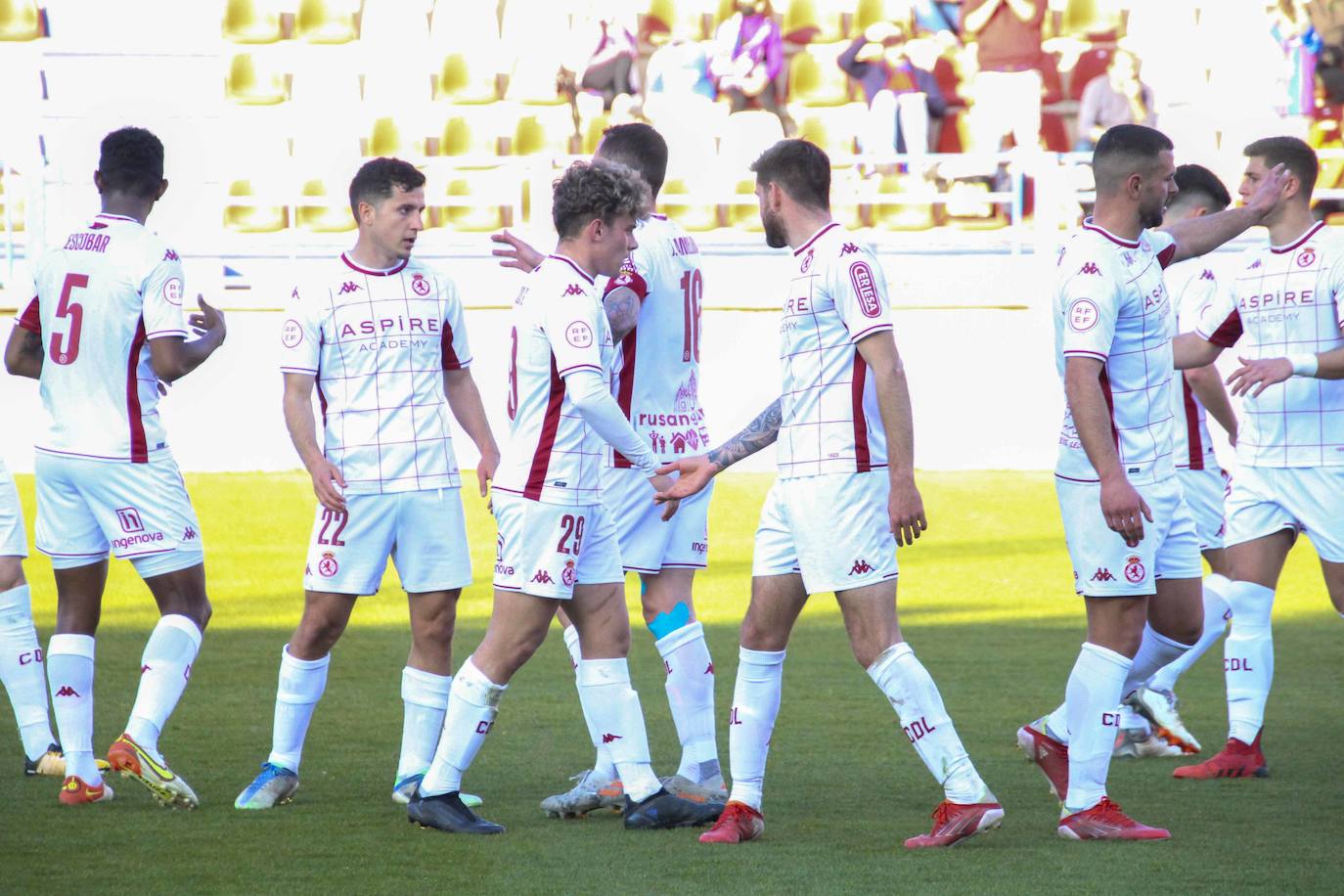 El conjunto leonés suma el triunfo ante el Extremadura por 1-3