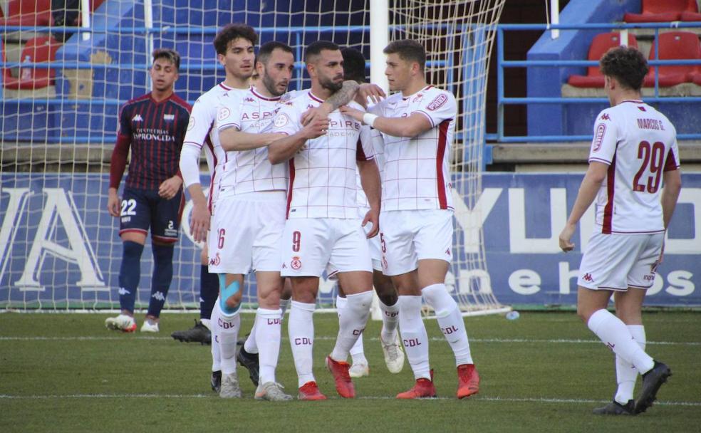 Los jugadores de la Cultural celebran el tercer gol, obra de Ander Vitoria