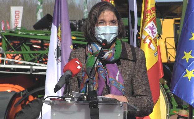 Reyes Maroto, ministra de Industria, en su visita a la Feria de Febrero de Valencia de Don Juan. 