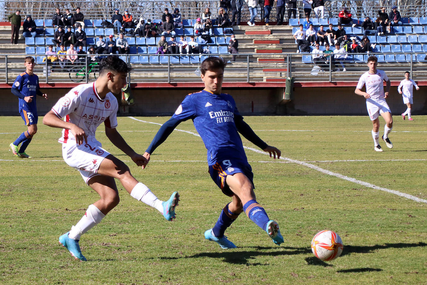 La Cultural supera (2-1) al conjunto blanco y se acerca a la tercera posición en la División de Honor Juvenil.