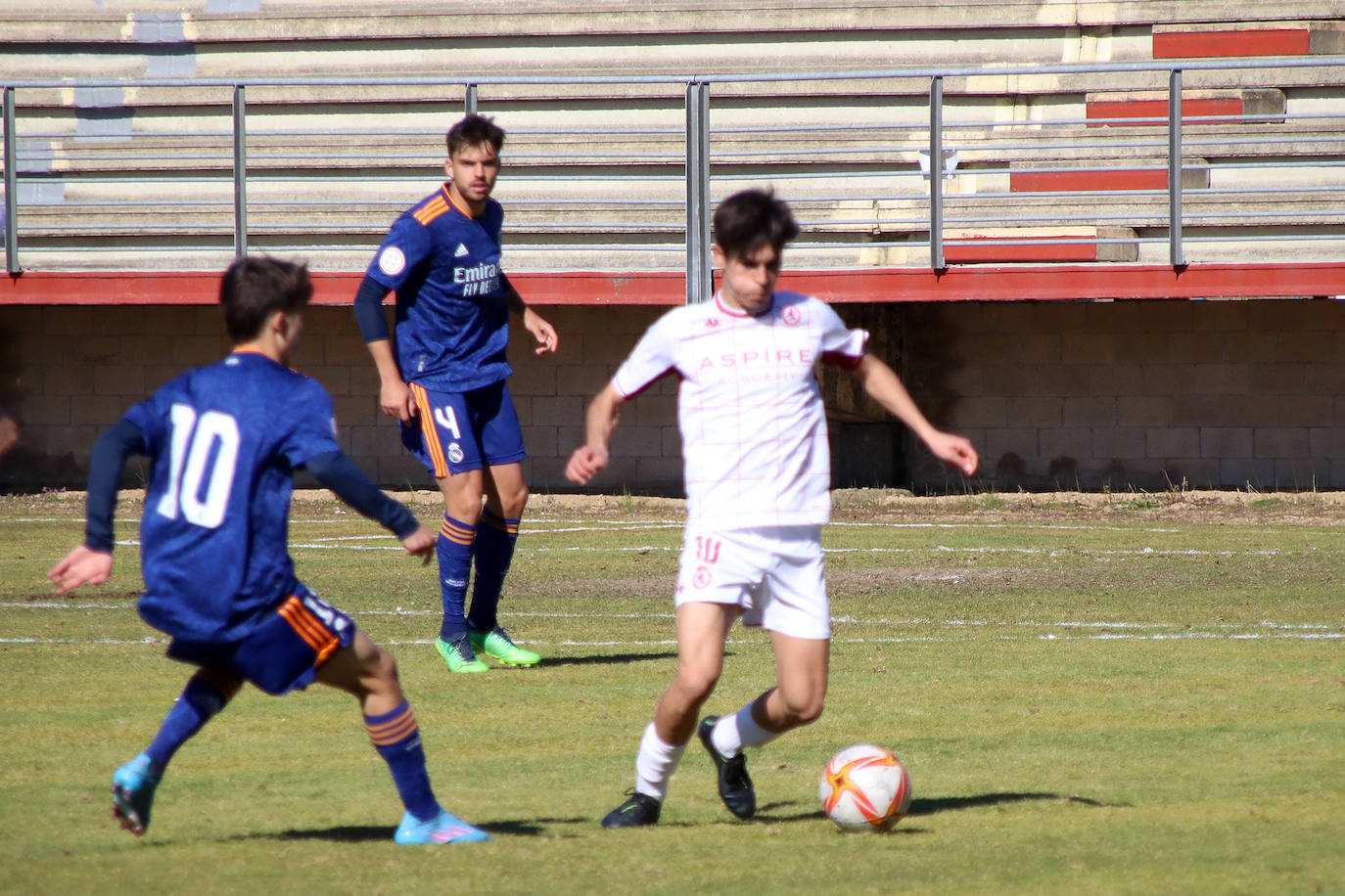 La Cultural supera (2-1) al conjunto blanco y se acerca a la tercera posición en la División de Honor Juvenil.