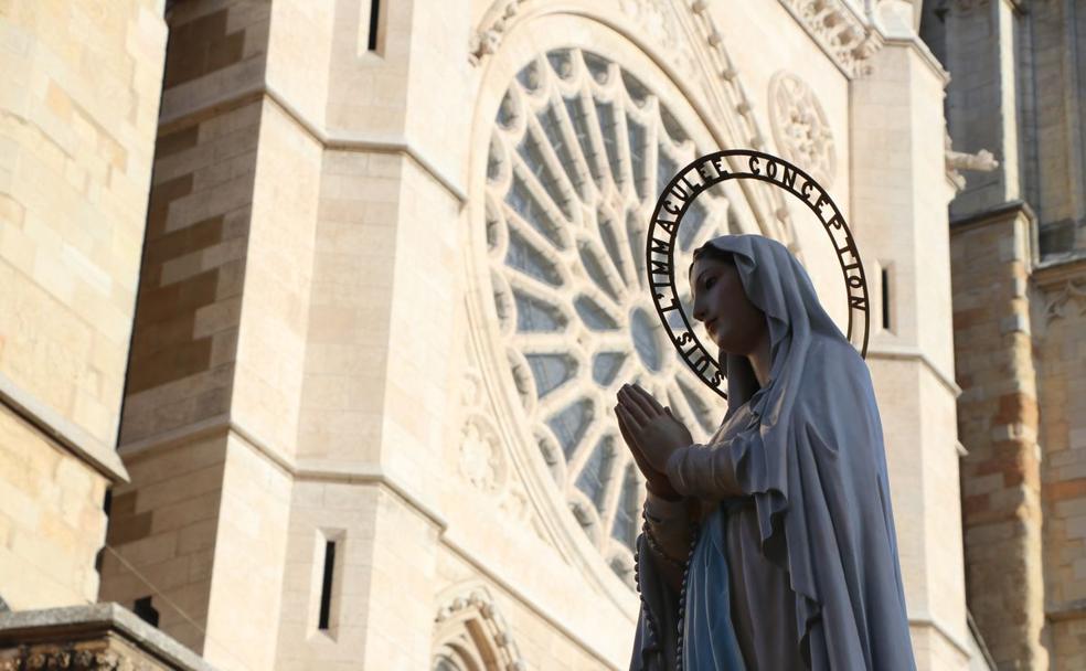 La Hospitalidad Nuestra Señora de Lourdes sale, en procesión, desde la Catedral de León.