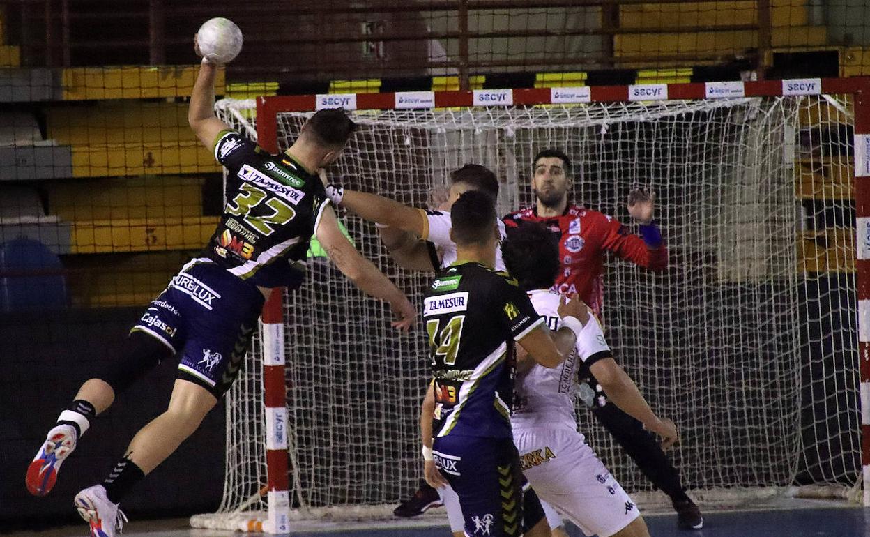 Bomastar, atento ante un lanzamiento de Puente Genil en el choque de este sábado.