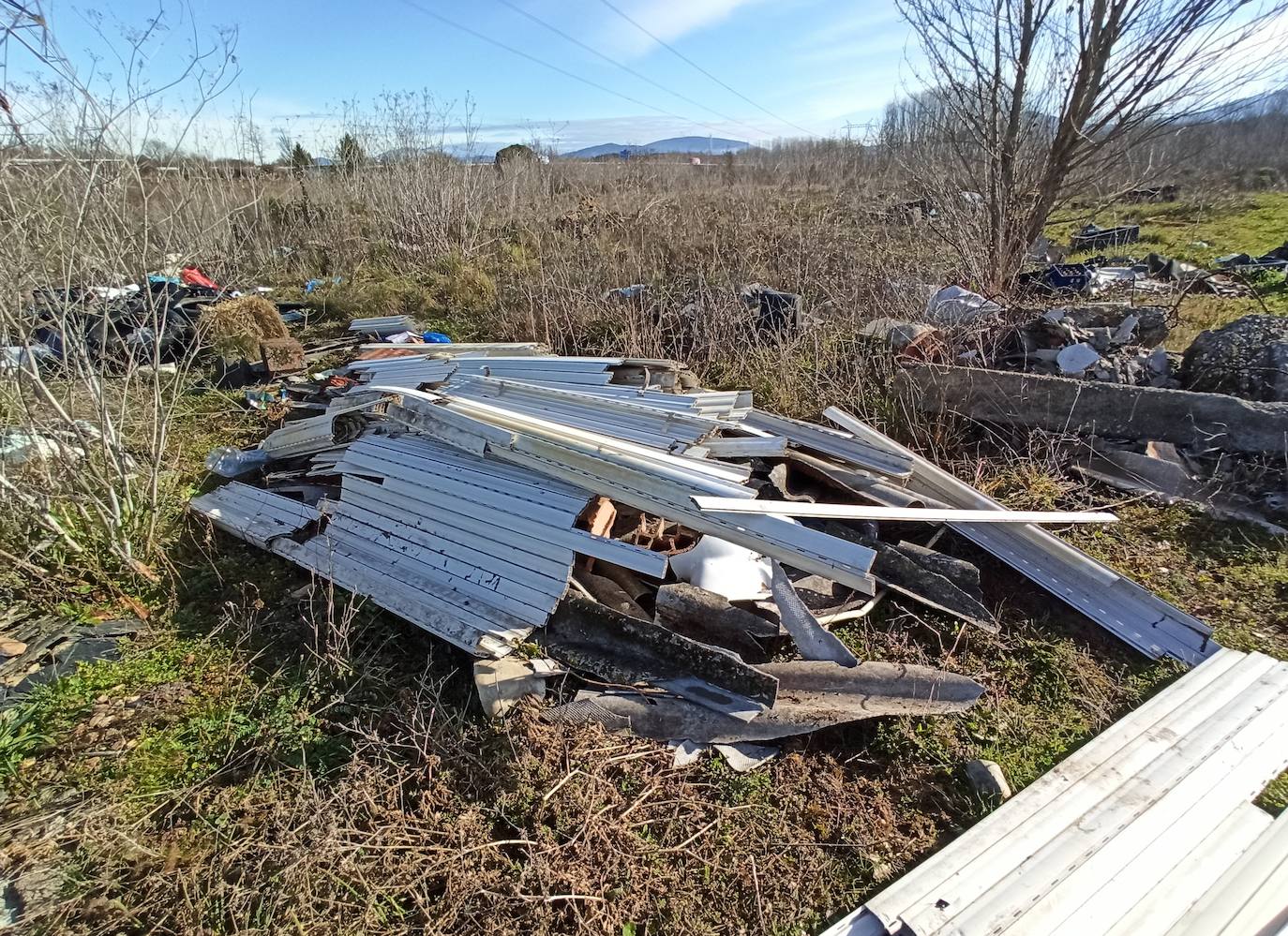 Fotos: Vertederos ilegales en la zona de La Cogolla en la pedanía ponferradina de Fuentesnuevas