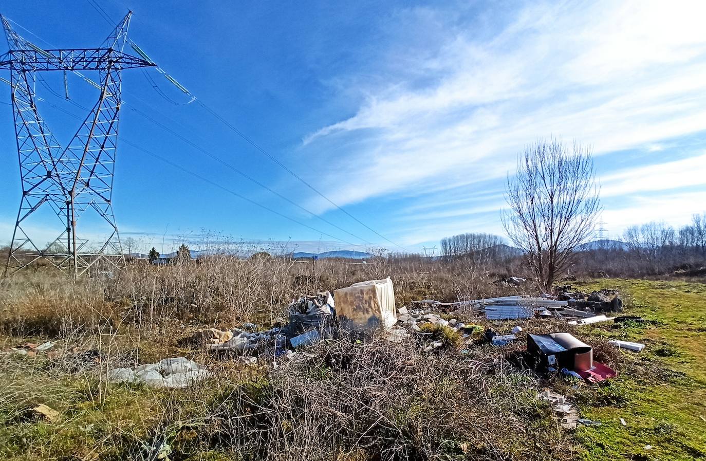 Fotos: Vertederos ilegales en la zona de La Cogolla en la pedanía ponferradina de Fuentesnuevas
