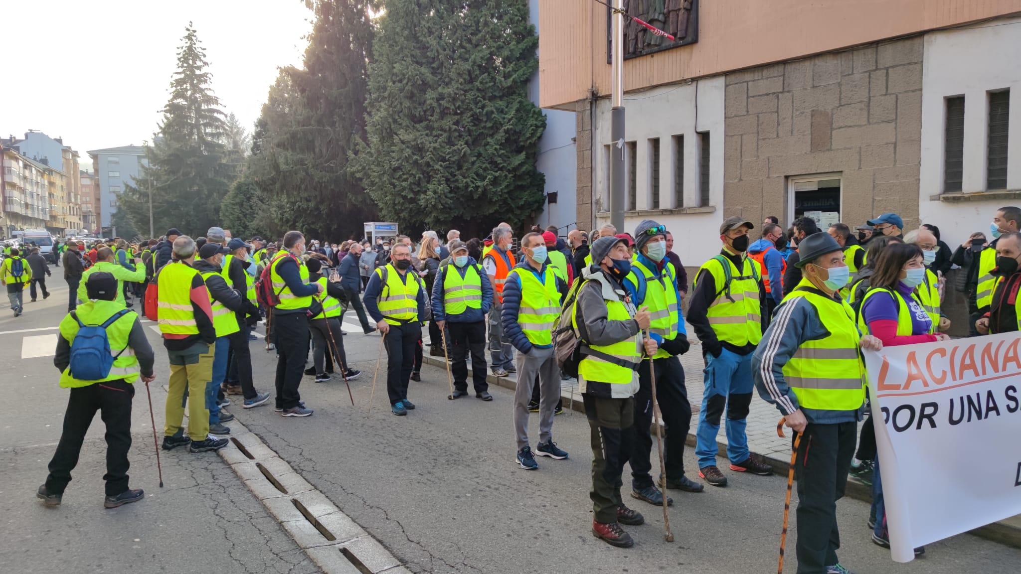 Cientos de personas inician la 'marcha blanca' entre Villablino y Ponferrada para reclamar el fortalecimiento de la sanidad pública