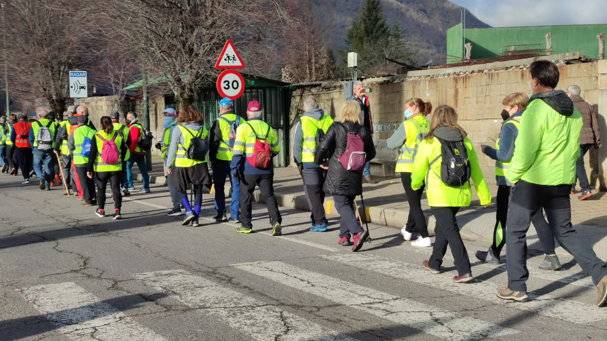 Cientos de personas inician la 'marcha blanca' entre Villablino y Ponferrada para reclamar el fortalecimiento de la sanidad pública