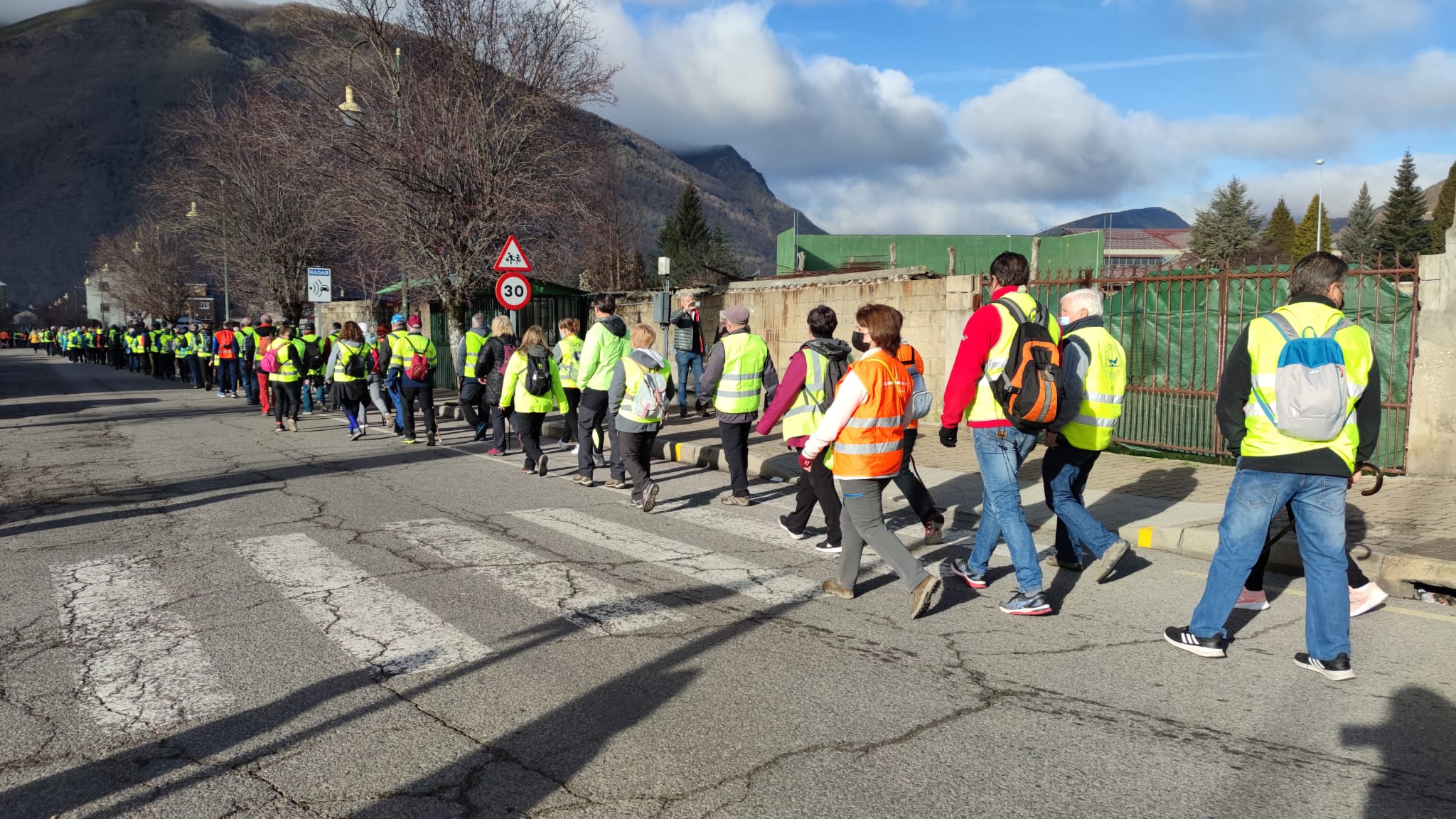 Cientos de personas inician la 'marcha blanca' entre Villablino y Ponferrada para reclamar el fortalecimiento de la sanidad pública