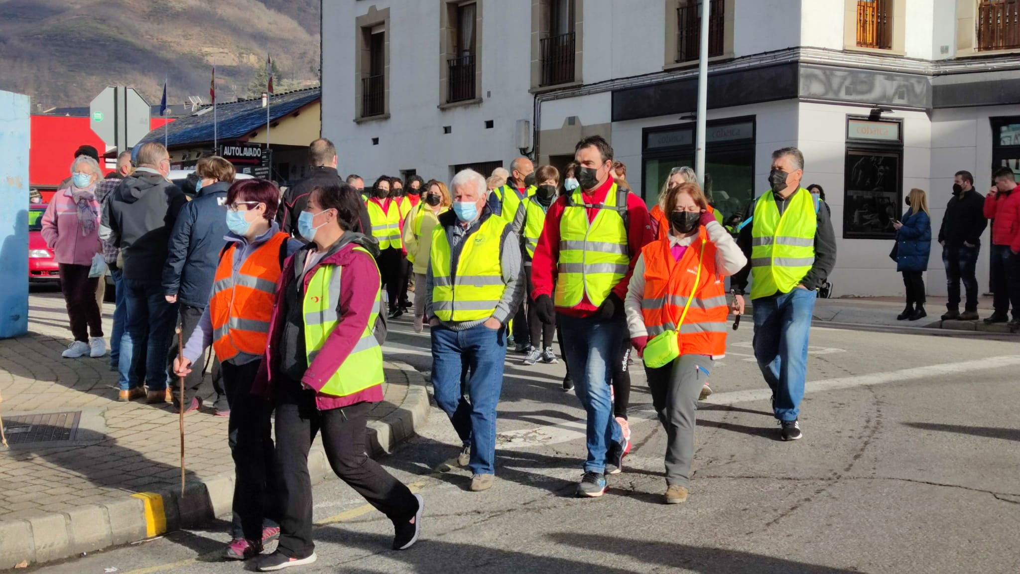 Cientos de personas inician la 'marcha blanca' entre Villablino y Ponferrada para reclamar el fortalecimiento de la sanidad pública