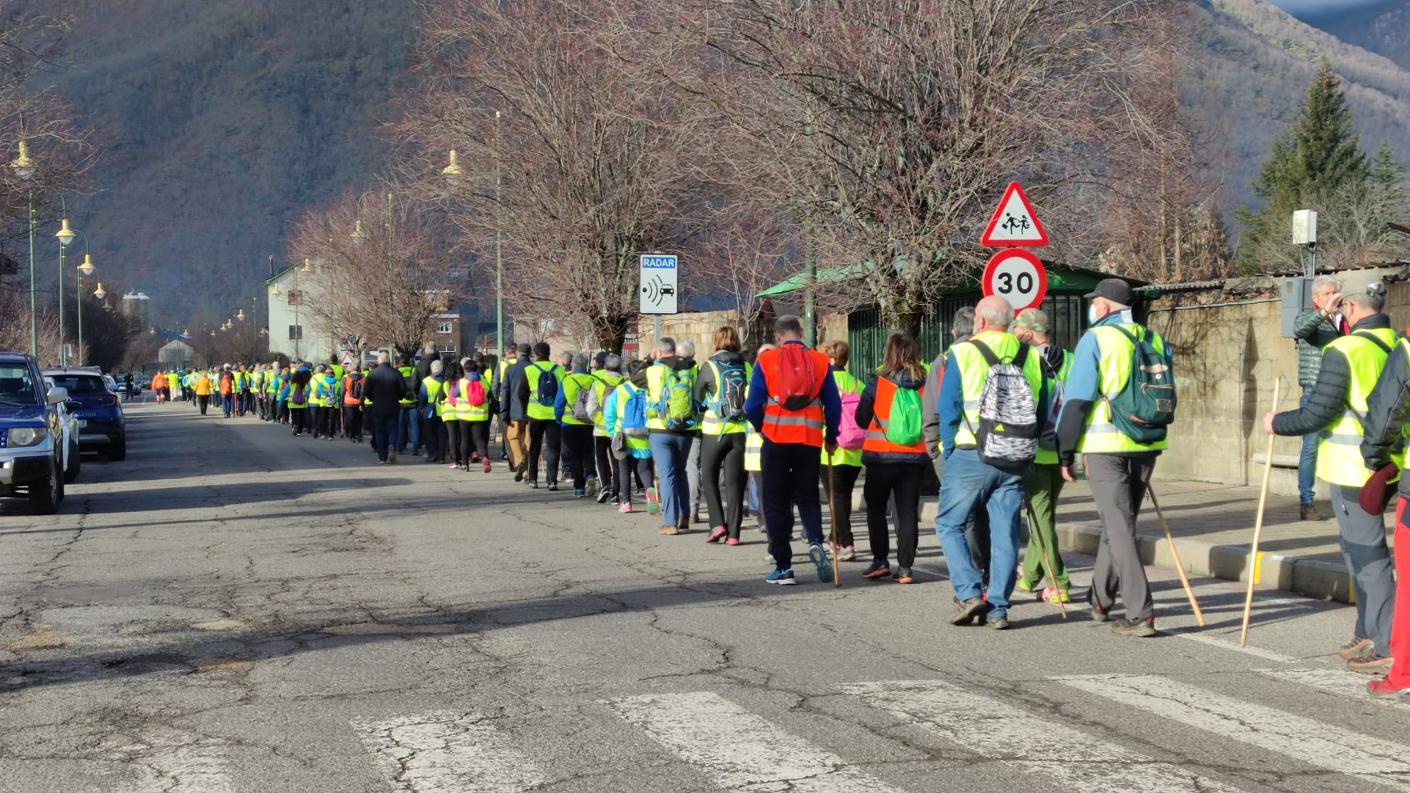 Cientos de personas inician la 'marcha blanca' entre Villablino y Ponferrada para reclamar el fortalecimiento de la sanidad pública