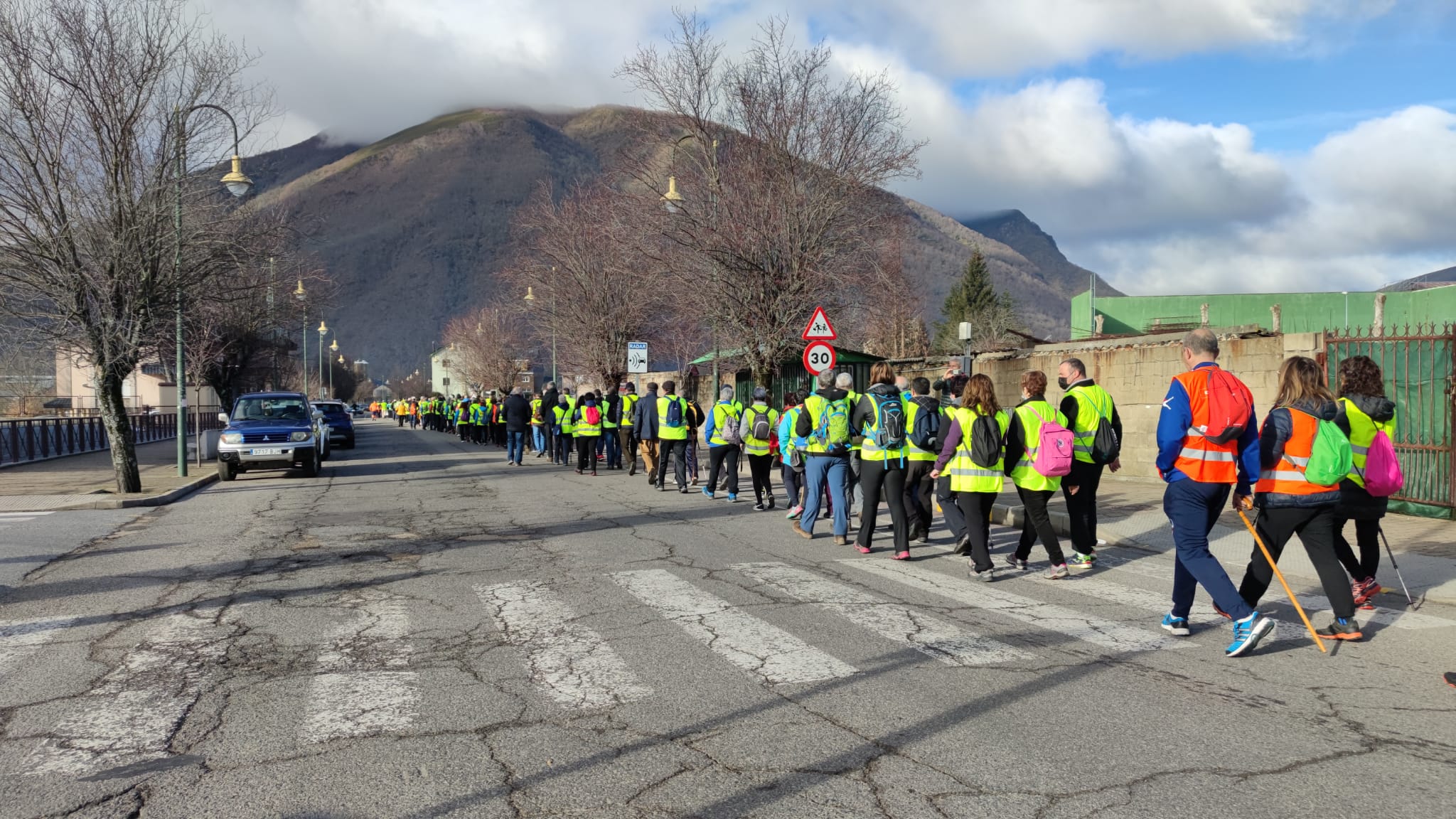 Cientos de personas inician la 'marcha blanca' entre Villablino y Ponferrada para reclamar el fortalecimiento de la sanidad pública