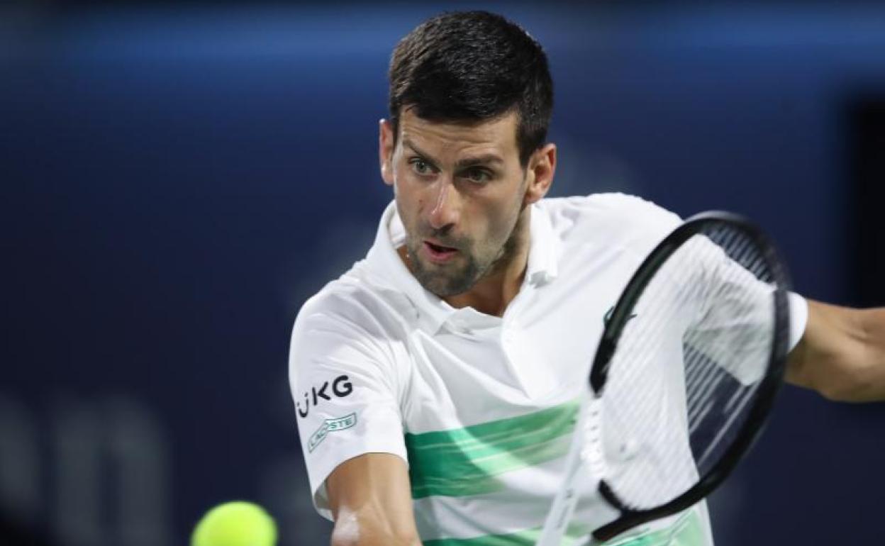 Djokovic golpea la bola durante su partido ante Musetti. 