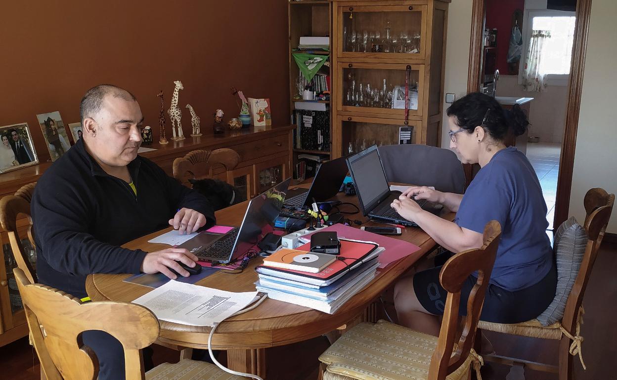 Una pareja, teletrabajando durante la pandemia. 