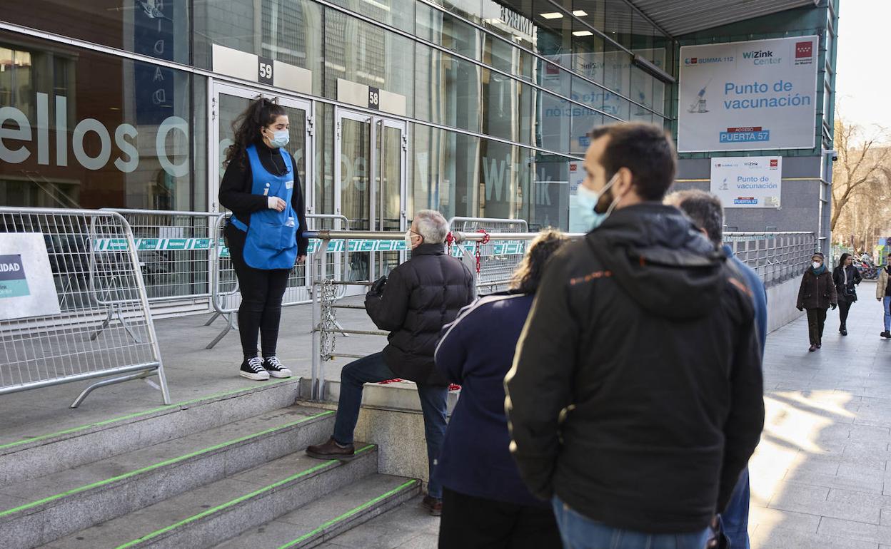 Sánchez espera retirar «pronto» las mascarillas en interiores