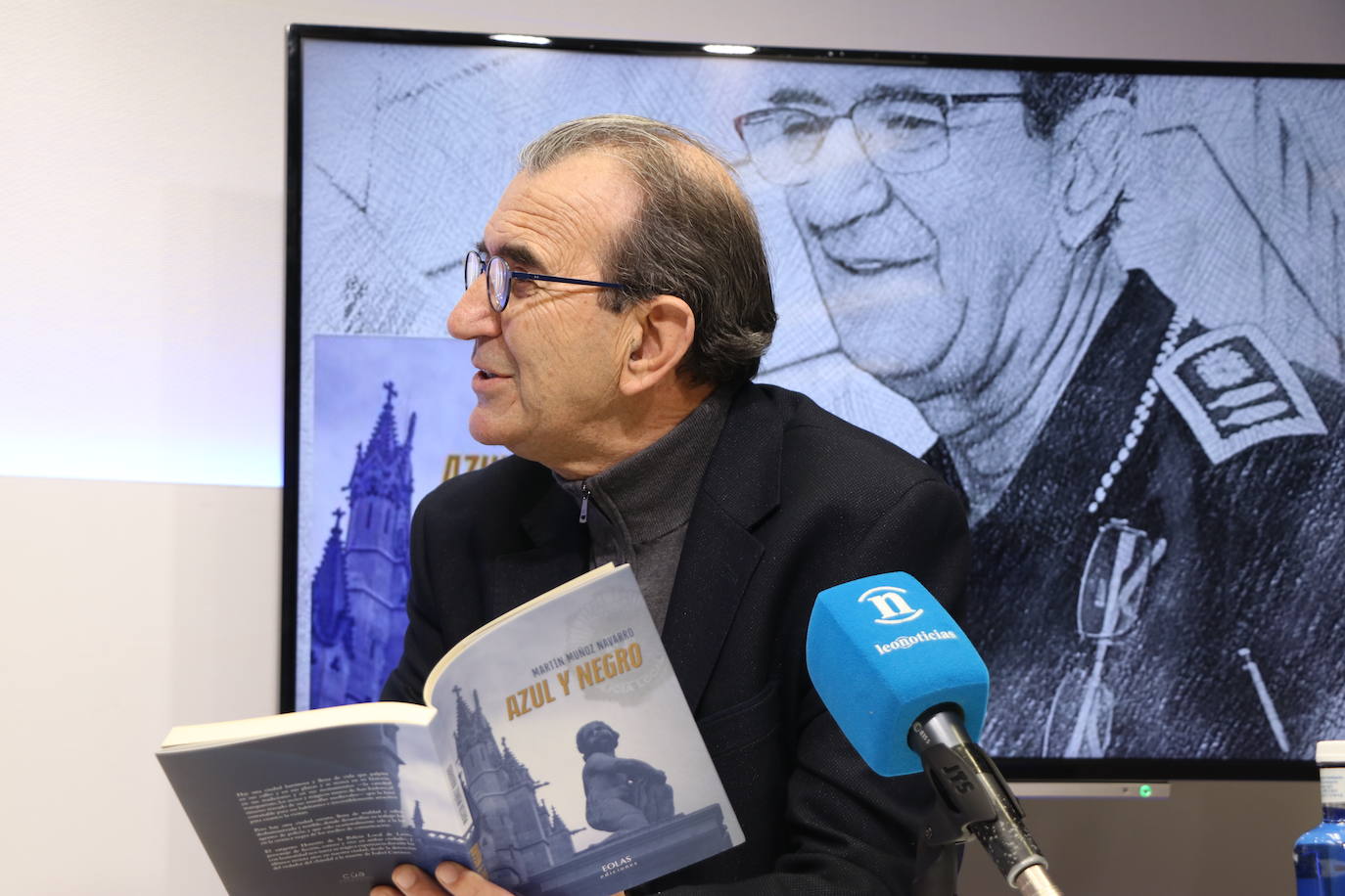 El exintendente jefe de la Policía Local de León, Martín Muñoz, publica su primer libro 'Azul y Negro' 