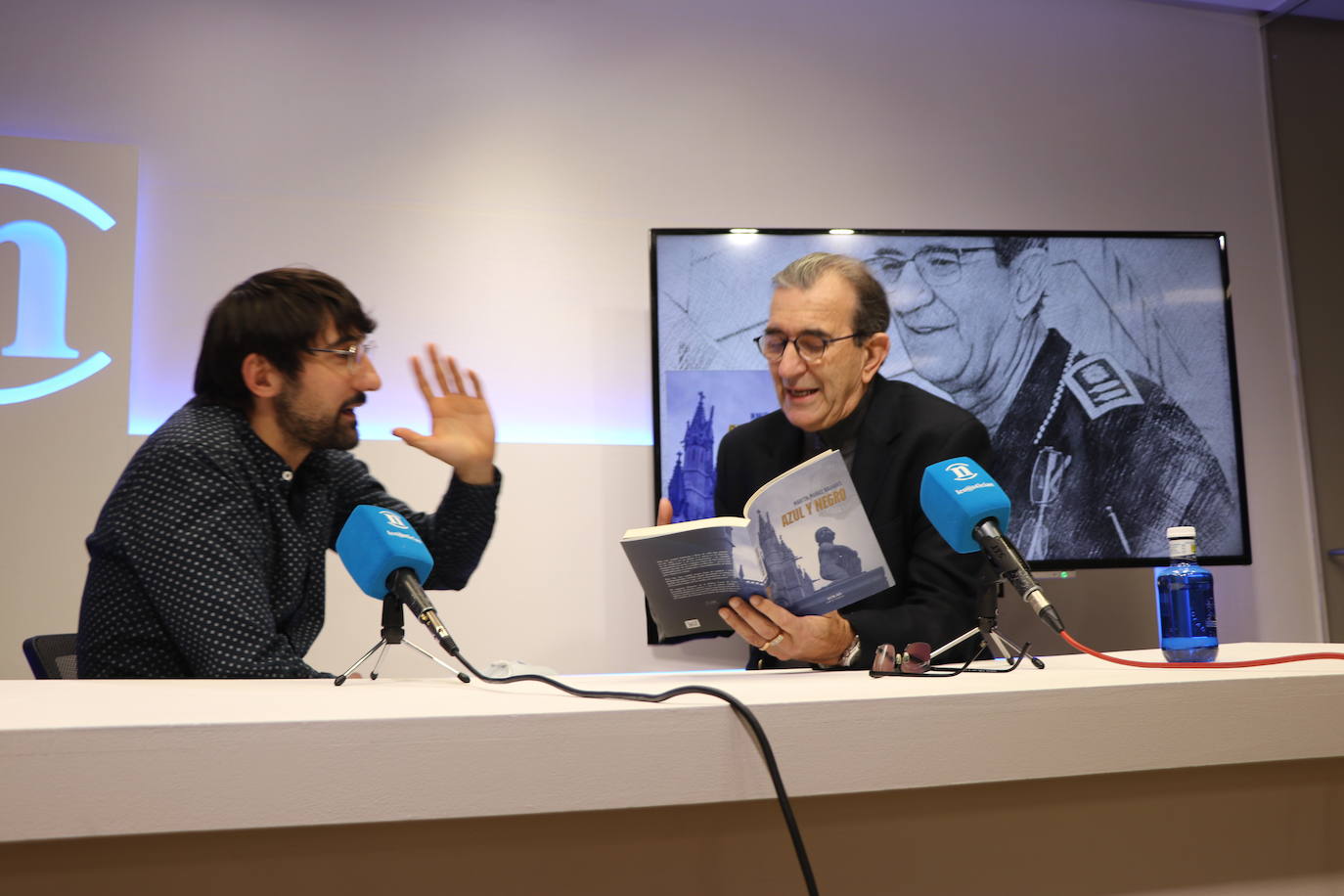 El exintendente jefe de la Policía Local de León, Martín Muñoz, publica su primer libro 'Azul y Negro' 