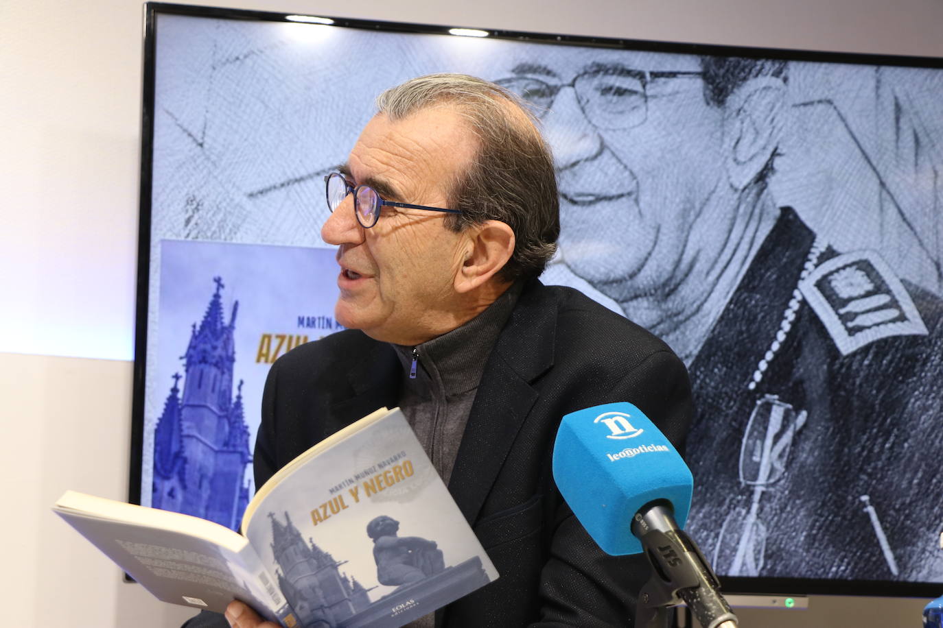 El exintendente jefe de la Policía Local de León, Martín Muñoz, publica su primer libro 'Azul y Negro' 