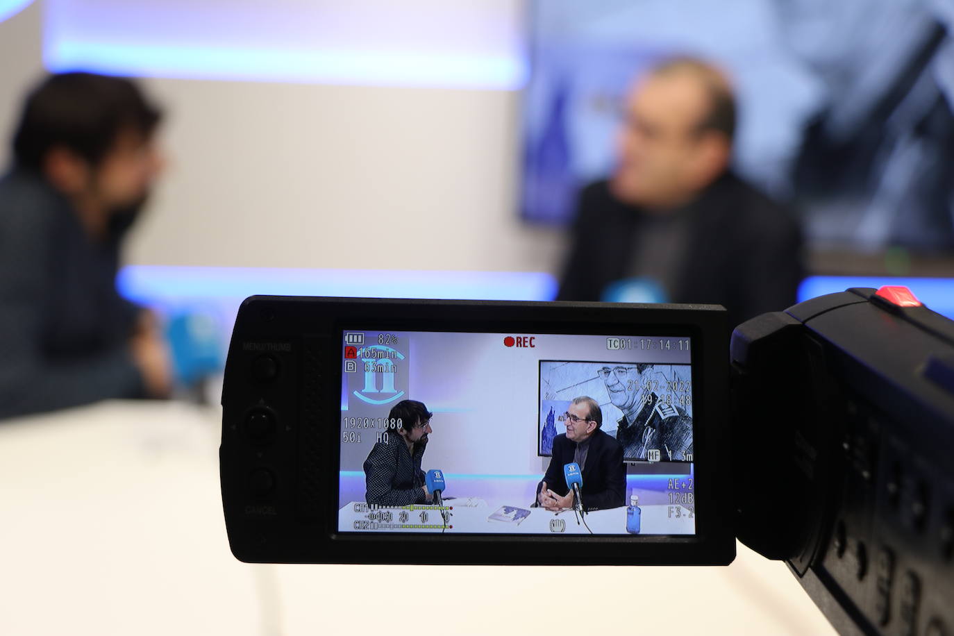 El exintendente jefe de la Policía Local de León, Martín Muñoz, publica su primer libro 'Azul y Negro' 