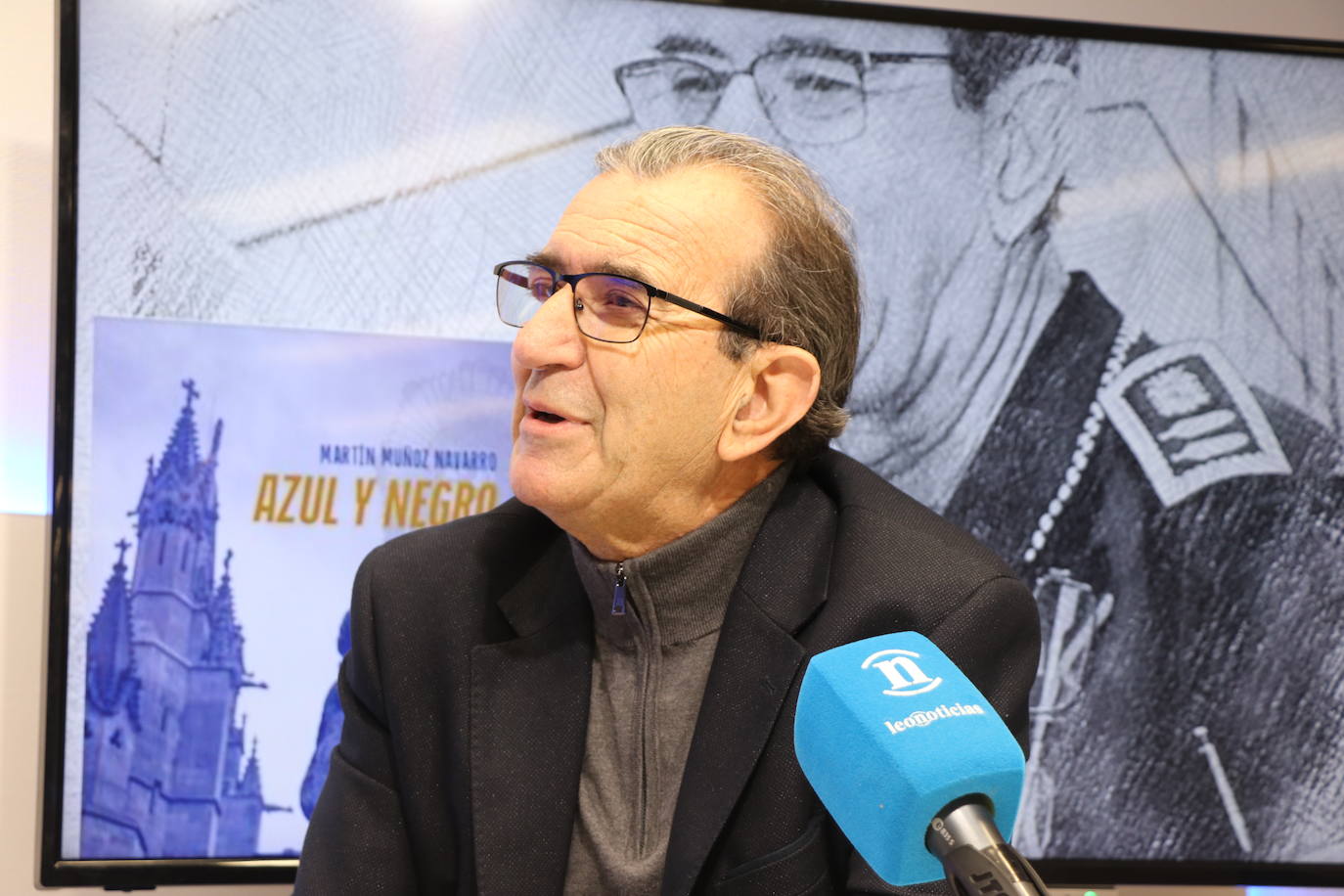 El exintendente jefe de la Policía Local de León, Martín Muñoz, publica su primer libro 'Azul y Negro' 