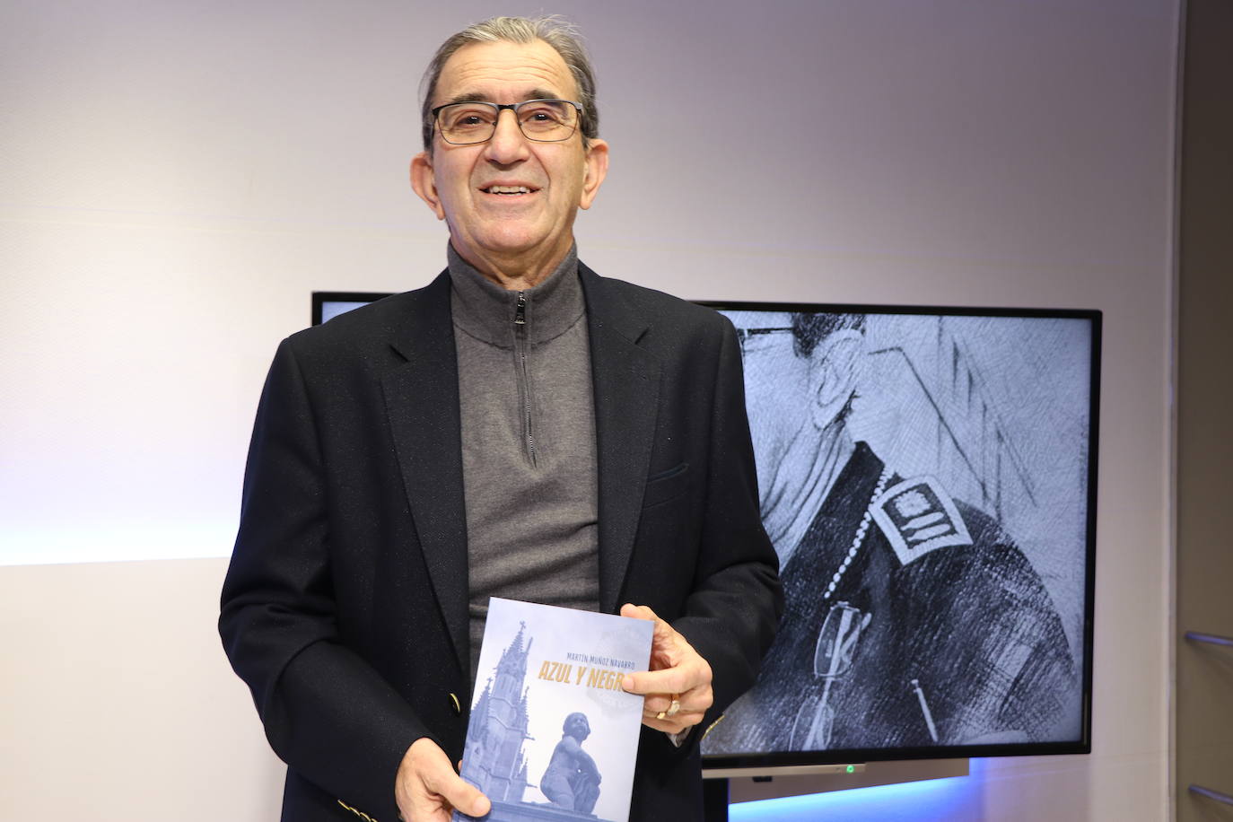 El exintendente jefe de la Policía Local de León, Martín Muñoz, publica su primer libro 'Azul y Negro' 