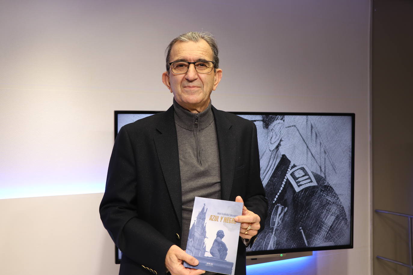 El exintendente jefe de la Policía Local de León, Martín Muñoz, publica su primer libro 'Azul y Negro' 