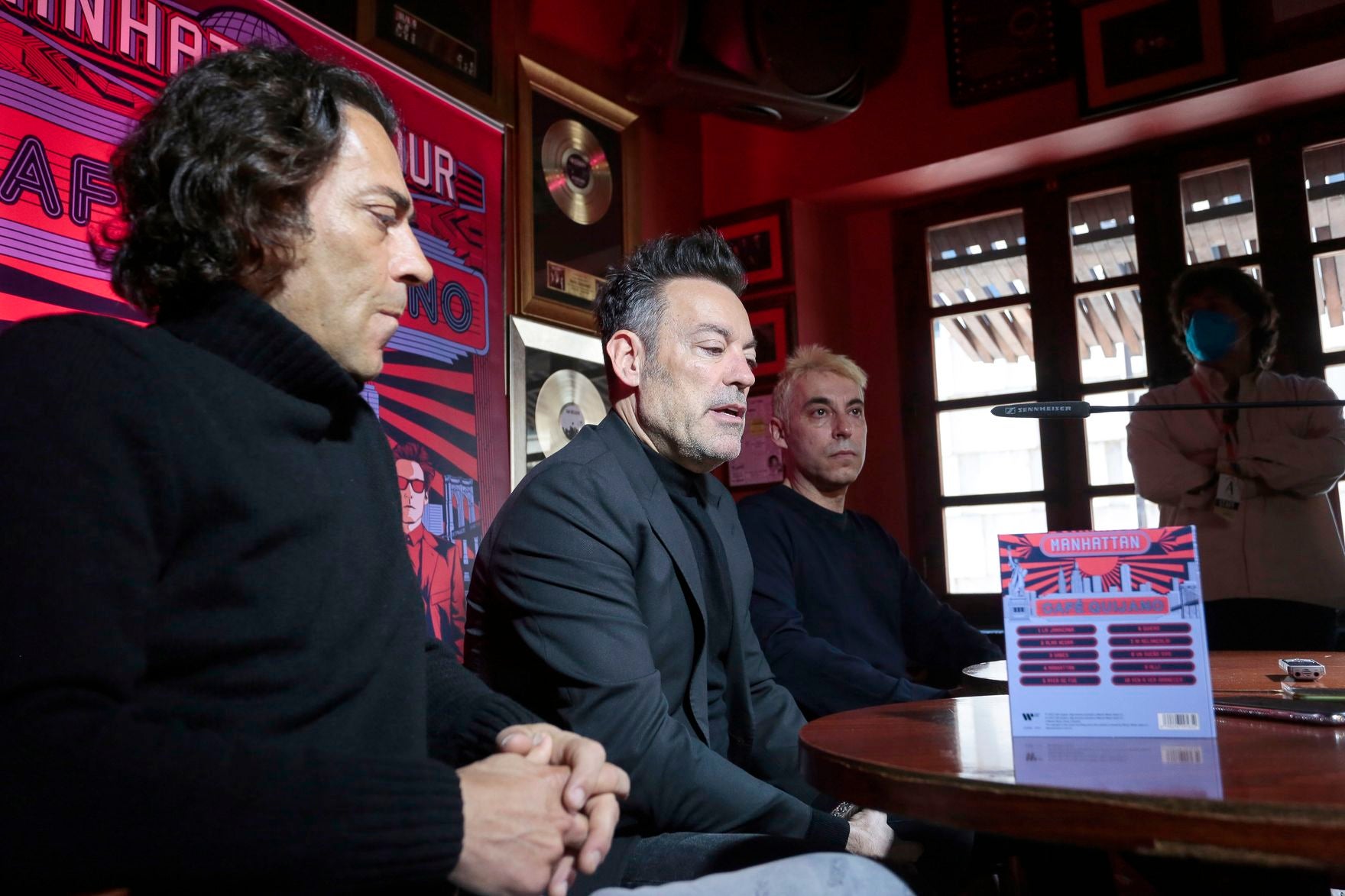 El grupo leonés Café Quijano, presenta su nuevo disco 'Manhattan'. En la imagen, Óscar, Manuel y Raúl durante la presentación.