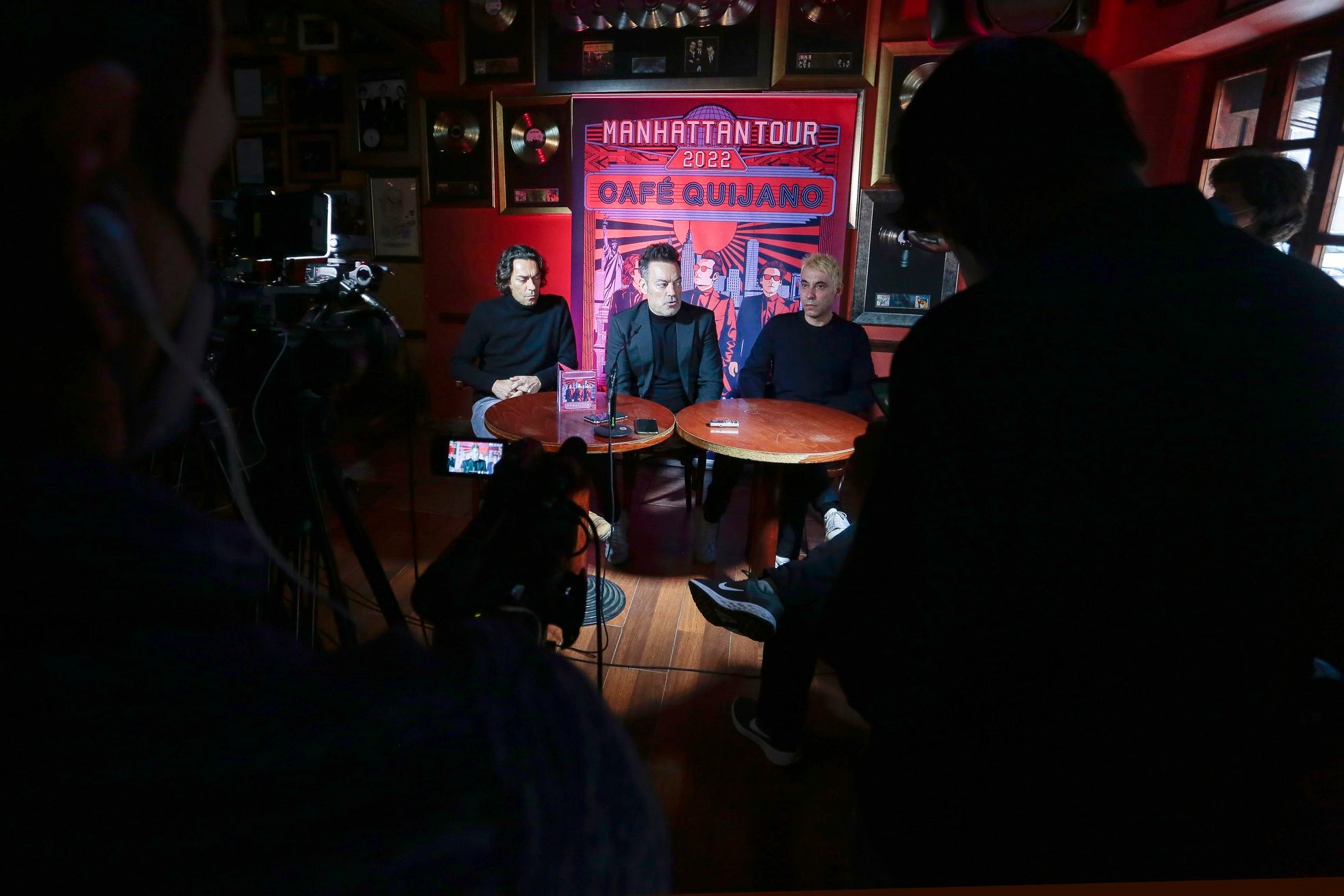 El grupo leonés Café Quijano, presenta su nuevo disco 'Manhattan'. En la imagen, Óscar, Manuel y Raúl durante la presentación.