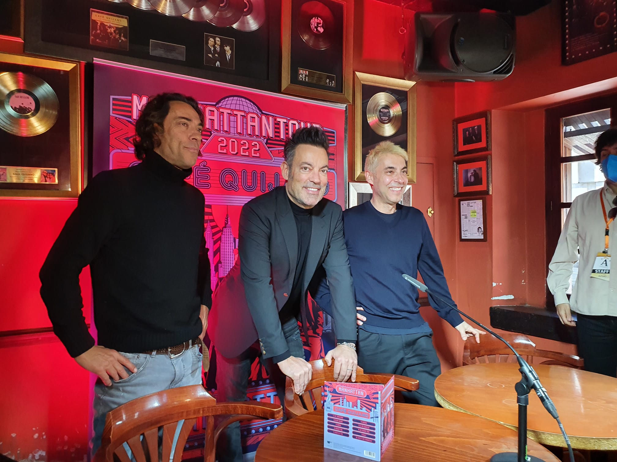 El grupo leonés Café Quijano, presenta su nuevo disco 'Manhattan'. En la imagen, Óscar, Manuel y Raúl durante la presentación.