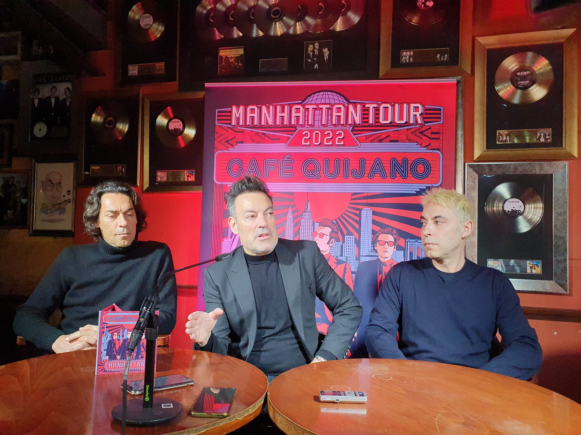 El grupo leonés Café Quijano, presenta su nuevo disco 'Manhattan'. En la imagen, Óscar, Manuel y Raúl durante la presentación.