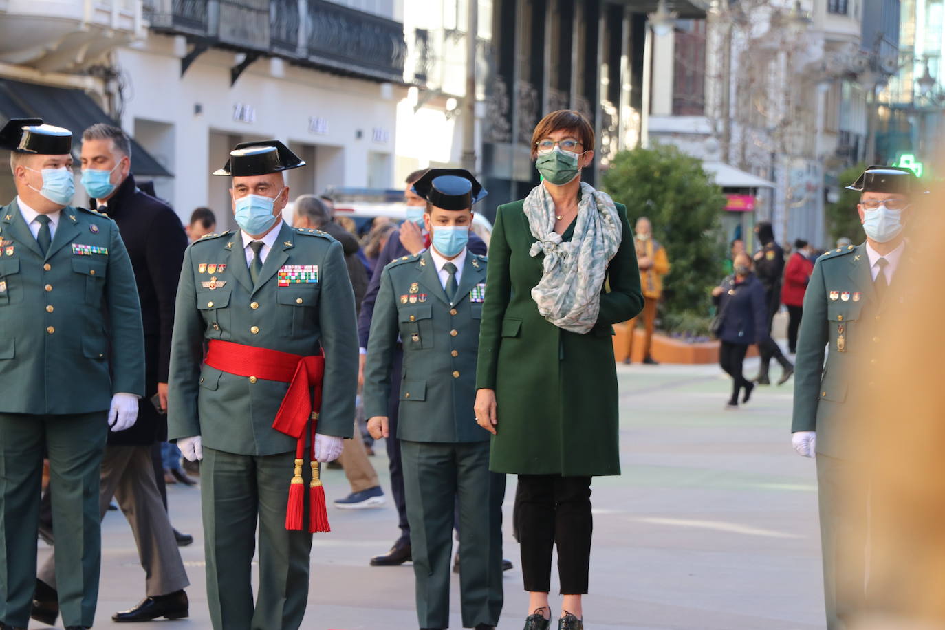 León cambia el nombre de la calle Capitán Cortés por el de Guardia Civil cumpliendo así con la ley de memoria histórica | La directora general del cuerpo, María Gámez Gámez, ha presidido el acto de descubirmiento de la nueva placa así como el desfile posterior por Ordoño II que ha congregado a decenas de personas.