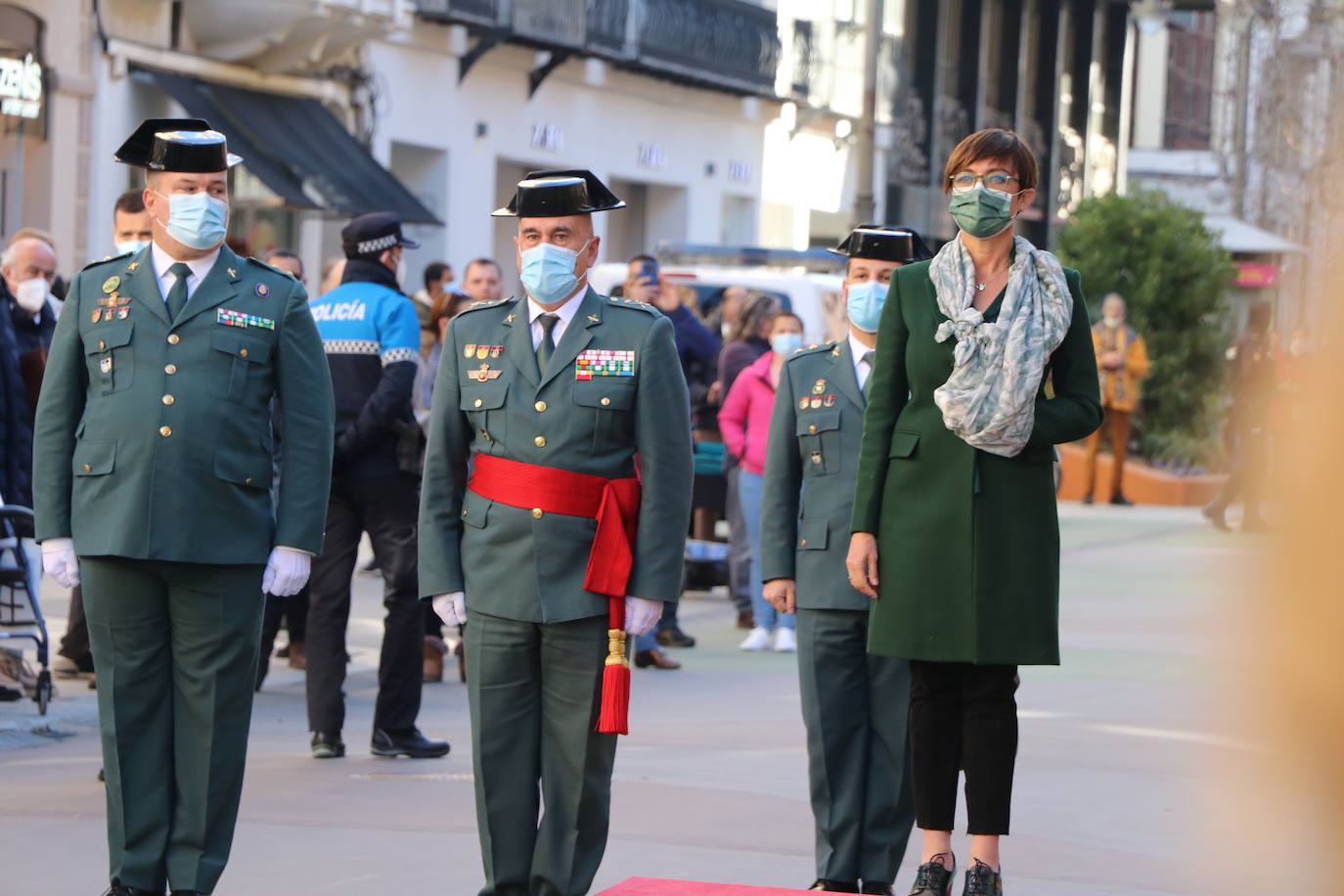 León cambia el nombre de la calle Capitán Cortés por el de Guardia Civil cumpliendo así con la ley de memoria histórica | La directora general del cuerpo, María Gámez Gámez, ha presidido el acto de descubirmiento de la nueva placa así como el desfile posterior por Ordoño II que ha congregado a decenas de personas.