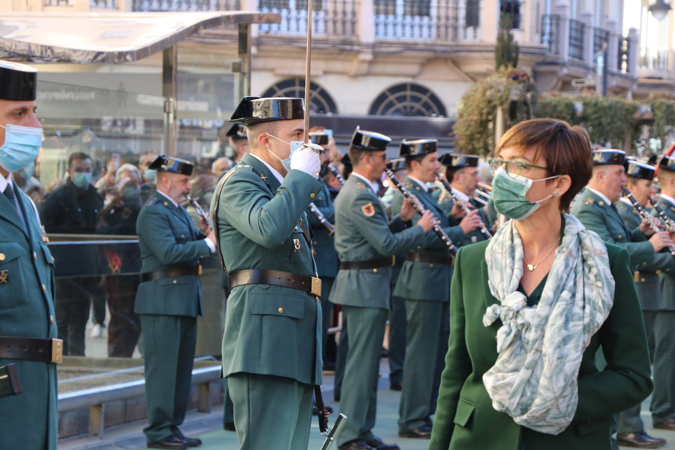 León cambia el nombre de la calle Capitán Cortés por el de Guardia Civil cumpliendo así con la ley de memoria histórica | La directora general del cuerpo, María Gámez Gámez, ha presidido el acto de descubirmiento de la nueva placa así como el desfile posterior por Ordoño II que ha congregado a decenas de personas.