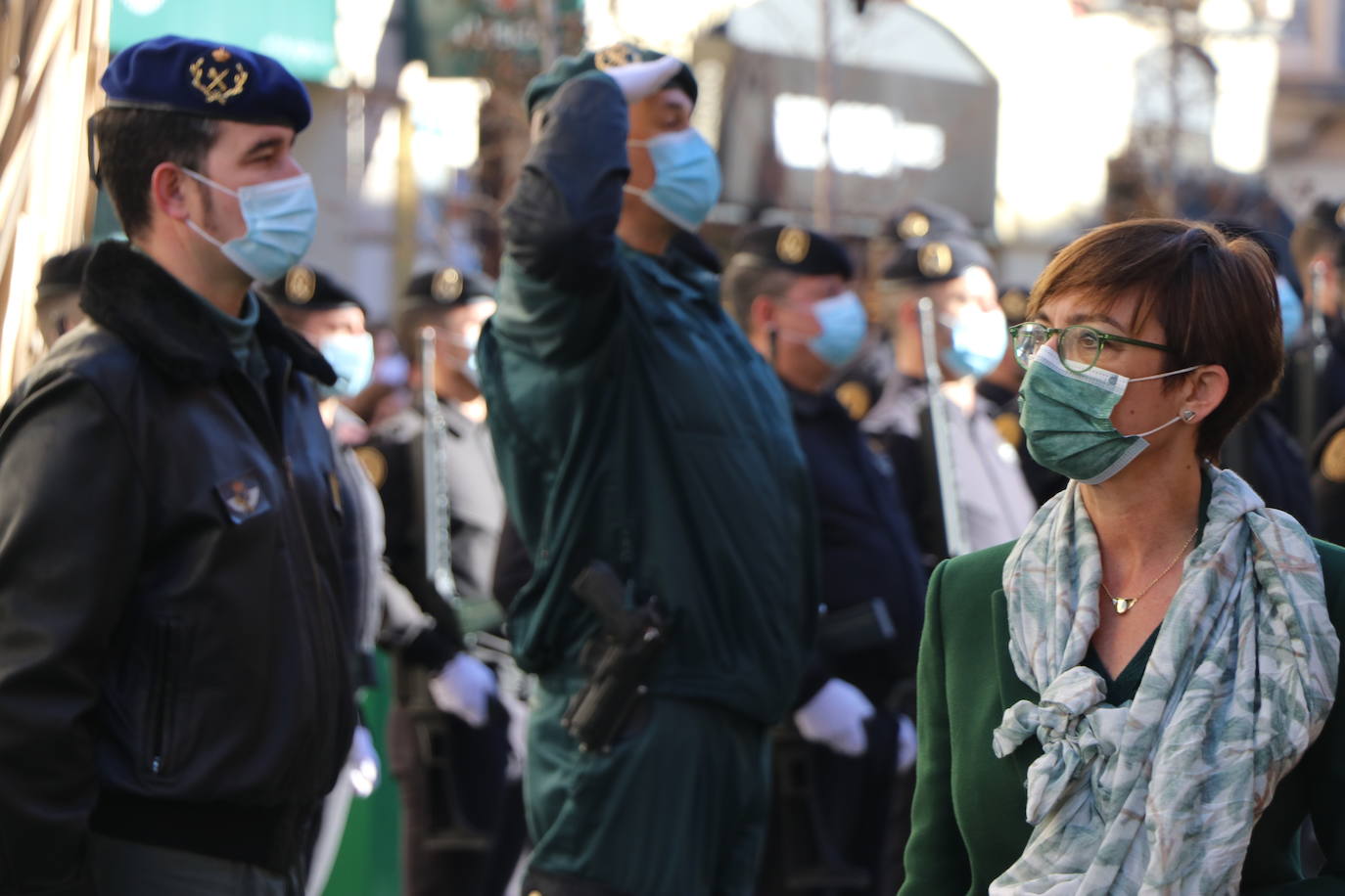 León cambia el nombre de la calle Capitán Cortés por el de Guardia Civil cumpliendo así con la ley de memoria histórica | La directora general del cuerpo, María Gámez Gámez, ha presidido el acto de descubirmiento de la nueva placa así como el desfile posterior por Ordoño II que ha congregado a decenas de personas.