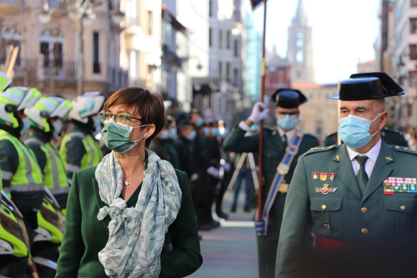 León cambia el nombre de la calle Capitán Cortés por el de Guardia Civil cumpliendo así con la ley de memoria histórica | La directora general del cuerpo, María Gámez Gámez, ha presidido el acto de descubirmiento de la nueva placa así como el desfile posterior por Ordoño II que ha congregado a decenas de personas.