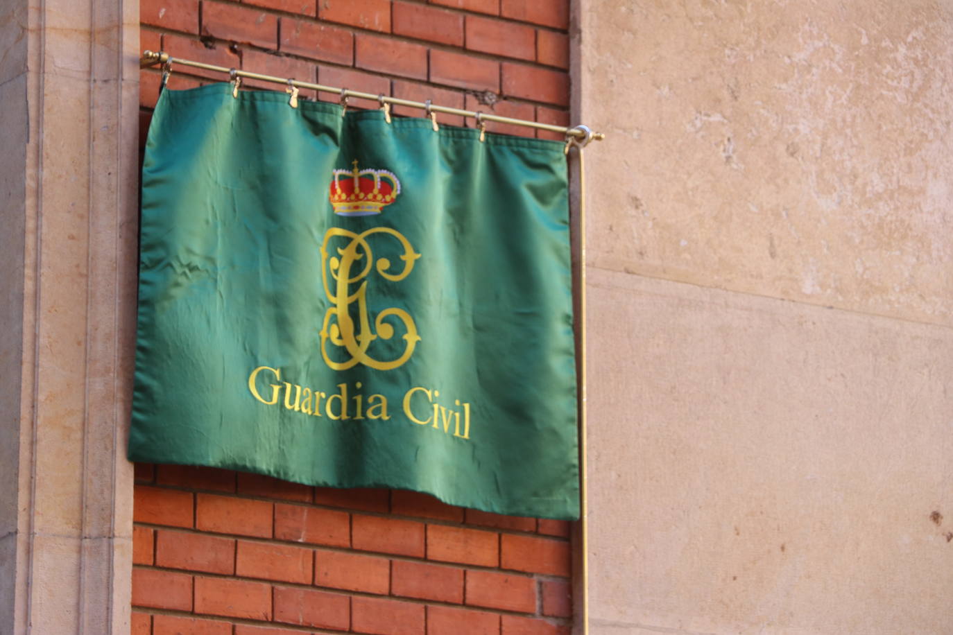 León cambia el nombre de la calle Capitán Cortés por el de Guardia Civil cumpliendo así con la ley de memoria histórica | La directora general del cuerpo, María Gámez Gámez, ha presidido el acto de descubirmiento de la nueva placa así como el desfile posterior por Ordoño II que ha congregado a decenas de personas.