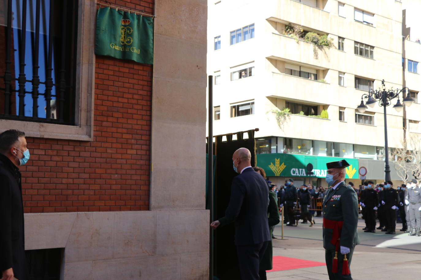 León cambia el nombre de la calle Capitán Cortés por el de Guardia Civil cumpliendo así con la ley de memoria histórica | La directora general del cuerpo, María Gámez Gámez, ha presidido el acto de descubirmiento de la nueva placa así como el desfile posterior por Ordoño II que ha congregado a decenas de personas.