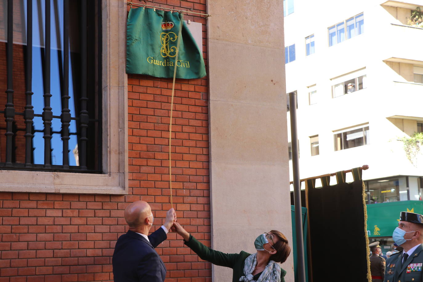 León cambia el nombre de la calle Capitán Cortés por el de Guardia Civil cumpliendo así con la ley de memoria histórica | La directora general del cuerpo, María Gámez Gámez, ha presidido el acto de descubirmiento de la nueva placa así como el desfile posterior por Ordoño II que ha congregado a decenas de personas.